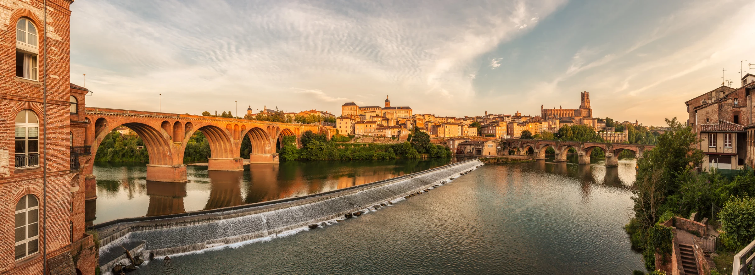 Panorama d’Albi, de ses bâtiments de brique et des berges du Tarn